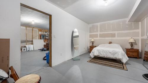 787 Crescent Bay Road, Nakusp, BC - Indoor Photo Showing Bedroom