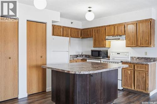 401 405 5Th Avenue N, Saskatoon, SK - Indoor Photo Showing Kitchen