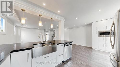 780 Galloway Crescent, Mississauga, ON - Indoor Photo Showing Kitchen With Double Sink With Upgraded Kitchen