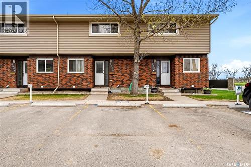 3834 Castle Road, Regina, SK - Outdoor