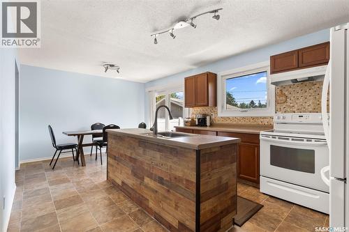 1341 9Th Avenue N, Regina, SK - Indoor Photo Showing Kitchen