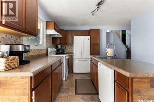 1341 9Th Avenue N, Regina, SK - Indoor Photo Showing Kitchen