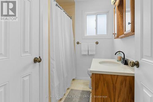 Full Bathroom with Vanity - 1981 Navaho Drive, Ottawa, ON - Indoor Photo Showing Bathroom