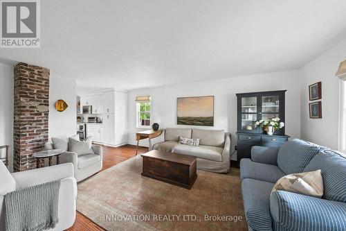 1322 Kilborn Avenue, Ottawa, ON - Indoor Photo Showing Living Room