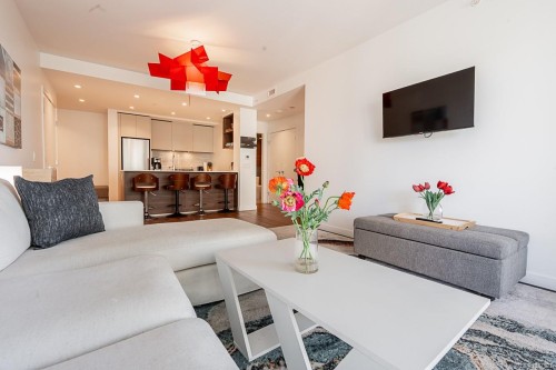 #604-369 Tyee Rd, Victoria, BC - Indoor Photo Showing Living Room