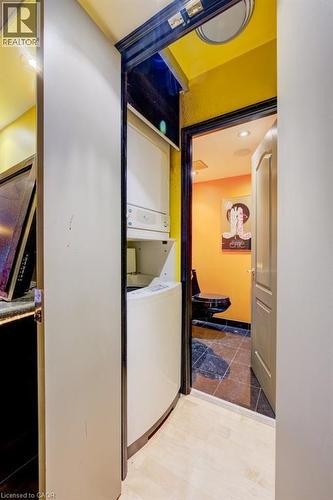 33 Harbour Square Unit# 2409, Toronto, ON - Indoor Photo Showing Laundry Room