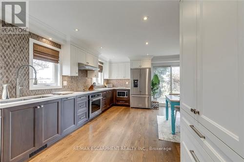 3311 Springvale Court, Burlington, ON - Indoor Photo Showing Kitchen With Upgraded Kitchen