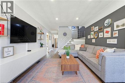 140 Parkdale Avenue S, Hamilton, ON - Indoor Photo Showing Living Room