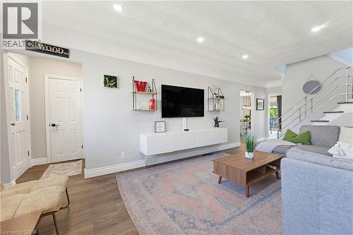 140 Parkdale Avenue S, Hamilton, ON - Indoor Photo Showing Living Room