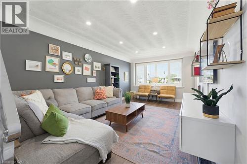140 Parkdale Avenue S, Hamilton, ON - Indoor Photo Showing Living Room