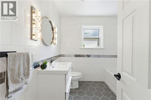 140 Parkdale Avenue S, Hamilton, ON - Indoor Photo Showing Bathroom