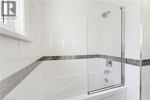 140 Parkdale Avenue S, Hamilton, ON - Indoor Photo Showing Bathroom