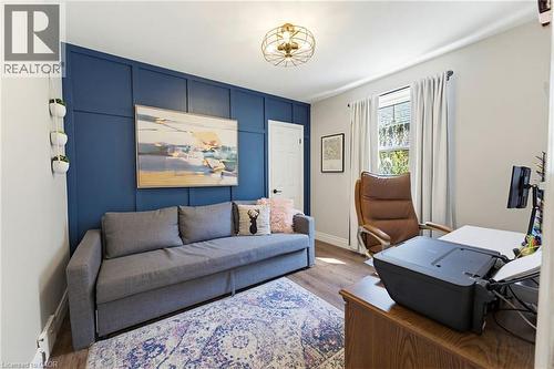 140 Parkdale Avenue S, Hamilton, ON - Indoor Photo Showing Living Room