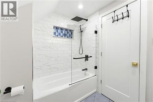 140 Parkdale Avenue S, Hamilton, ON - Indoor Photo Showing Bathroom