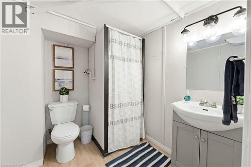 140 Parkdale Avenue S, Hamilton, ON - Indoor Photo Showing Bathroom