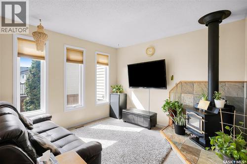 370 Kellins Crescent, Saskatoon, SK - Indoor Photo Showing Living Room