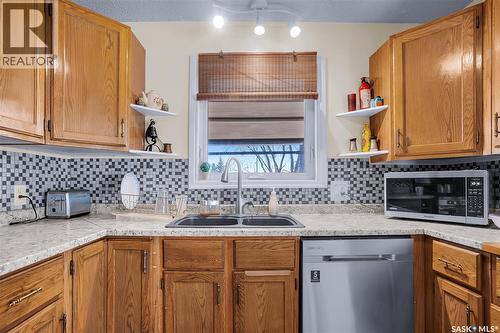 370 Kellins Crescent, Saskatoon, SK - Indoor Photo Showing Kitchen With Double Sink