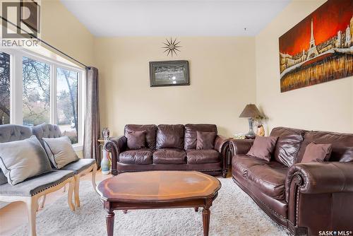 370 Kellins Crescent, Saskatoon, SK - Indoor Photo Showing Living Room