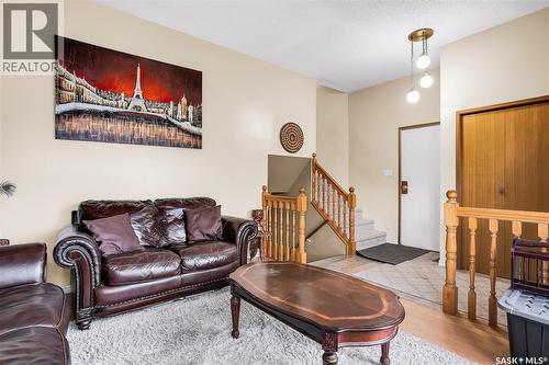 370 Kellins Crescent, Saskatoon, SK - Indoor Photo Showing Living Room