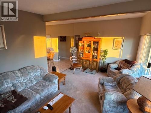 3749 Strathcona Ave, Powell River, BC - Indoor Photo Showing Living Room