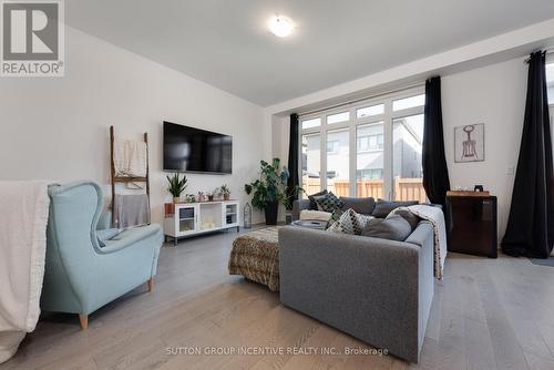 84 Shepherd Drive, Barrie, ON - Indoor Photo Showing Living Room