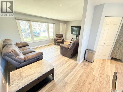 536 Mcgillivray Drive, Weyburn, SK - Indoor Photo Showing Living Room