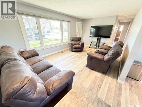 536 Mcgillivray Drive, Weyburn, SK - Indoor Photo Showing Living Room