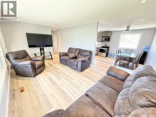 536 Mcgillivray Drive, Weyburn, SK - Indoor Photo Showing Living Room