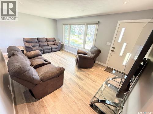 536 Mcgillivray Drive, Weyburn, SK - Indoor Photo Showing Living Room