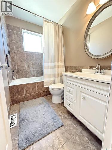 536 Mcgillivray Drive, Weyburn, SK - Indoor Photo Showing Bathroom