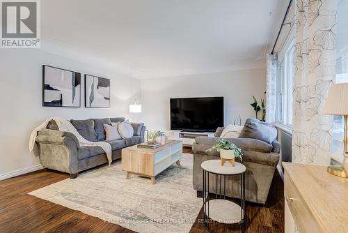 98 Duncombe Drive, Hamilton, ON - Indoor Photo Showing Living Room