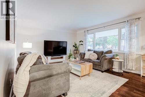 98 Duncombe Drive, Hamilton, ON - Indoor Photo Showing Living Room