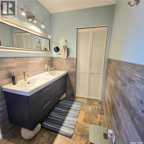 868 Conroy Place, Prince Albert, SK - Indoor Photo Showing Bathroom