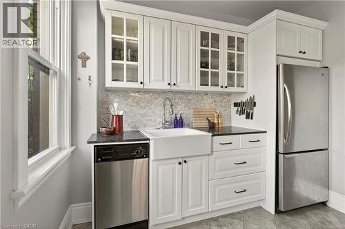 116 Homewood Avenue, Hamilton, ON - Indoor Photo Showing Kitchen