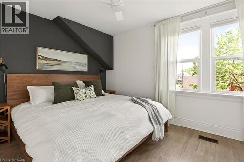116 Homewood Avenue, Hamilton, ON - Indoor Photo Showing Bedroom