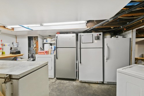 Commerce - 579 Av. Notre-Dame, Saint-Lambert, QC - Indoor Photo Showing Laundry Room
