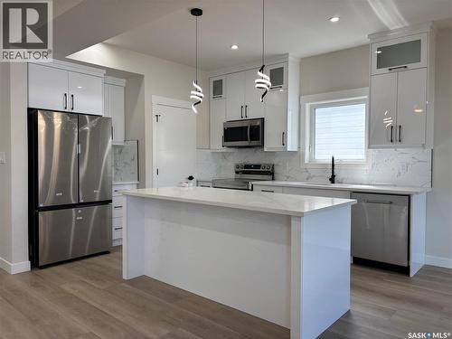 222 Veterans Drive, Warman, SK - Indoor Photo Showing Kitchen With Upgraded Kitchen