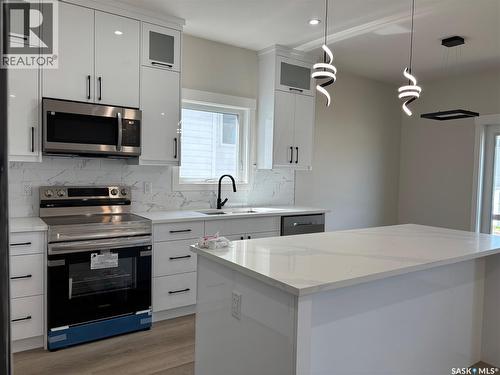 222 Veterans Drive, Warman, SK - Indoor Photo Showing Kitchen With Upgraded Kitchen