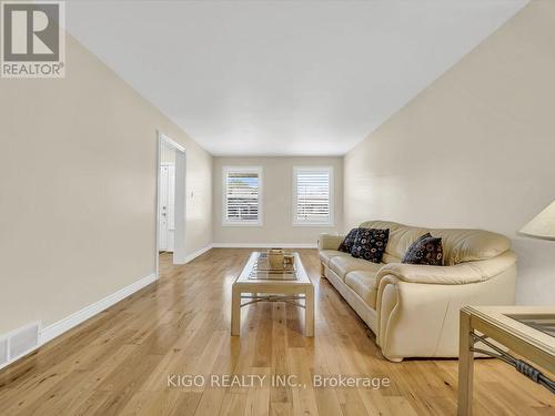 16 Glennie Court, Cambridge, ON - Indoor Photo Showing Living Room