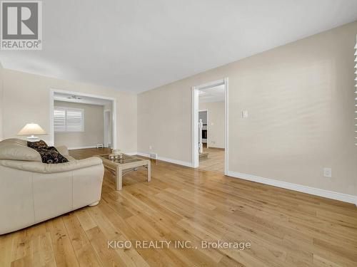 16 Glennie Court, Cambridge, ON - Indoor Photo Showing Living Room