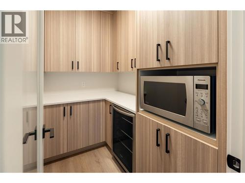 2125 Montenegro Drive, Kelowna, BC - Indoor Photo Showing Kitchen