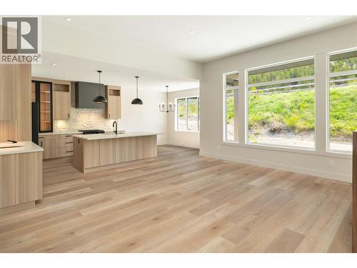 2125 Montenegro Drive, Kelowna, BC - Indoor Photo Showing Kitchen With Upgraded Kitchen