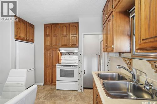 721 H Avenue S, Saskatoon, SK - Indoor Photo Showing Kitchen With Double Sink