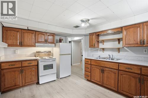721 H Avenue S, Saskatoon, SK - Indoor Photo Showing Kitchen With Double Sink