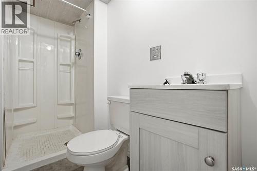 721 H Avenue S, Saskatoon, SK - Indoor Photo Showing Bathroom