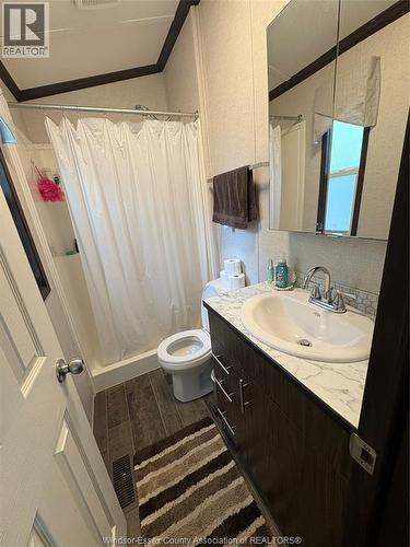 22 Poplar Lane, Leamington, ON - Indoor Photo Showing Bathroom