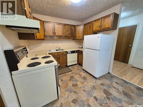16 228 3Rd Street, Weyburn, SK - Indoor Photo Showing Kitchen
