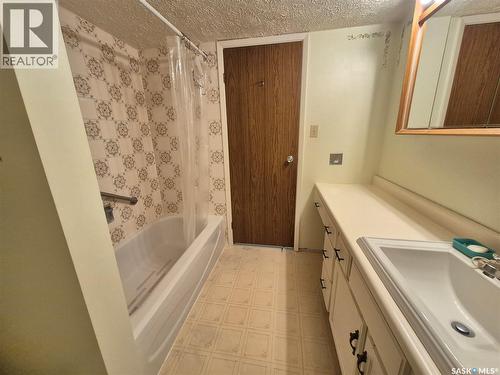16 228 3Rd Street, Weyburn, SK - Indoor Photo Showing Bathroom