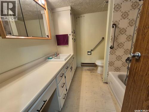 16 228 3Rd Street, Weyburn, SK - Indoor Photo Showing Bathroom