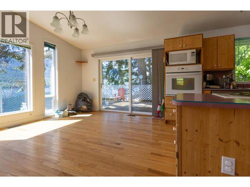 6728 3A Highway, Nelson, BC - Indoor Photo Showing Kitchen